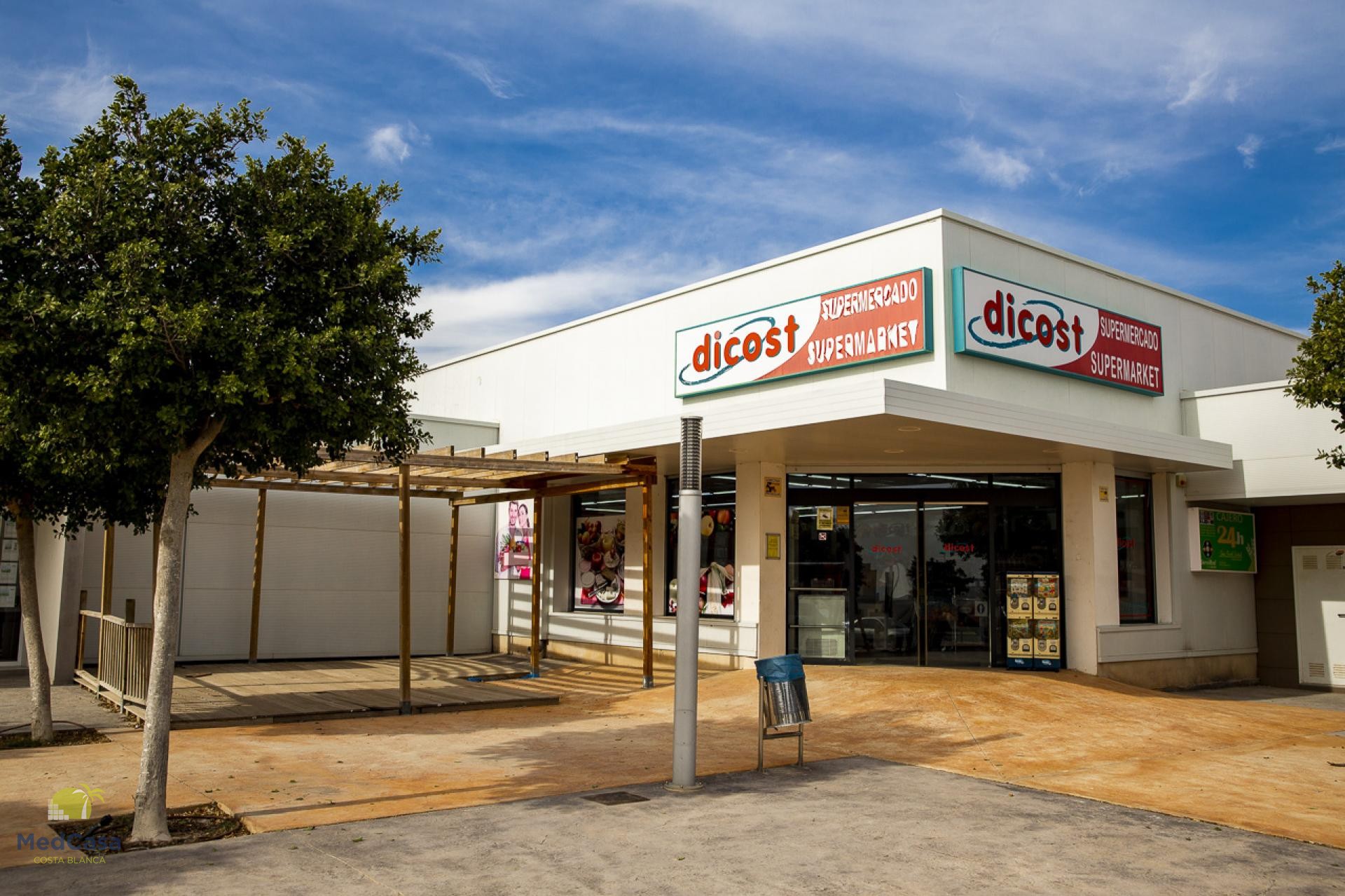 Supermarket within walking distance (100M)