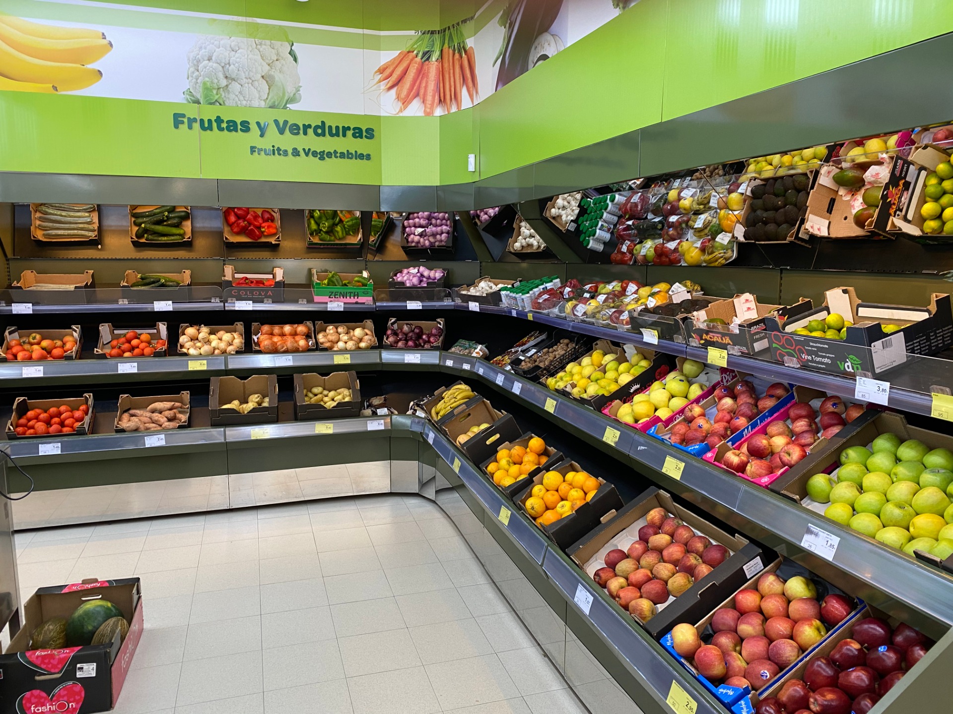 Supermarket within walking distance (100M)